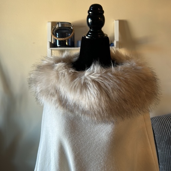 PIA ROSSINI beige poncho with faux fur trim one size - Picture 6 of 14